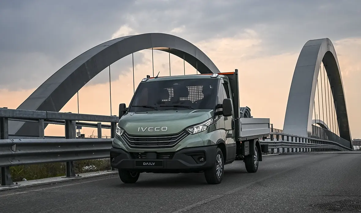 De veelzijdige krachtpatser met het chassis van een vrachtwagen